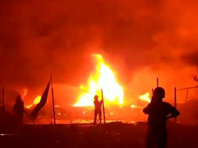 Tin tức trong ngày - Kho vải chìm trong “biển lửa” đỏ rực, dân tháo chạy thục mạng trong đêm