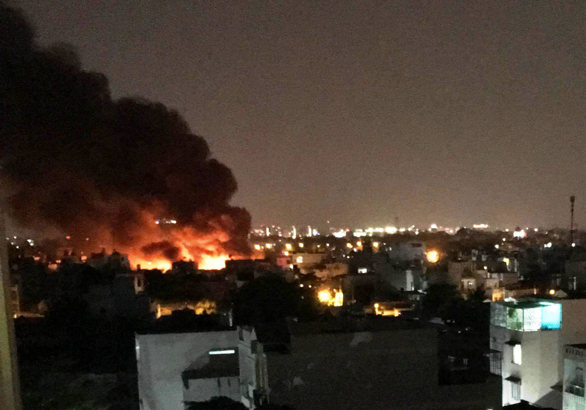 Kho vải chìm trong “biển lửa” đỏ rực, dân tháo chạy thục mạng trong đêm - 2