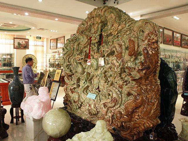 Thị trường - Tiêu dùng - Tạc tranh rồng từ ngọc nguyên khối nặng 2 tấn, chủ nhân ra giá 10 tỷ đồng