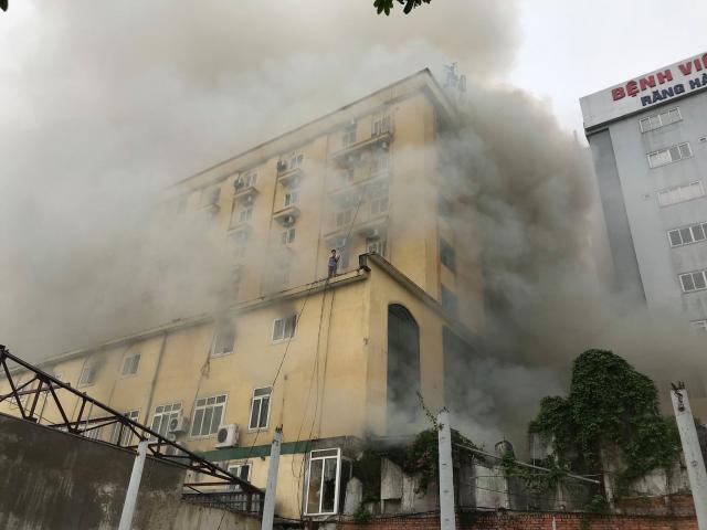 Lửa bao trùm khách sạn giữa Nghệ An, hàng trăm người dập lửa, cứu người