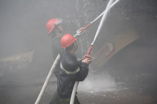 Cháy tổ hợp khách sạn lớn nhất thành Vinh: Một phụ nữ chết ngạt tại nhà vệ sinh - 4