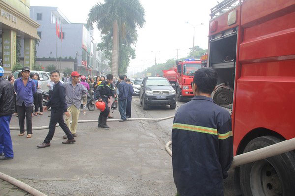 Cháy tổ hợp khách sạn lớn nhất thành Vinh: Một phụ nữ chết ngạt tại nhà vệ sinh - 8