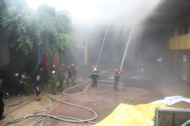 Cháy tổ hợp khách sạn lớn nhất thành Vinh: Một phụ nữ chết ngạt tại nhà vệ sinh - 7