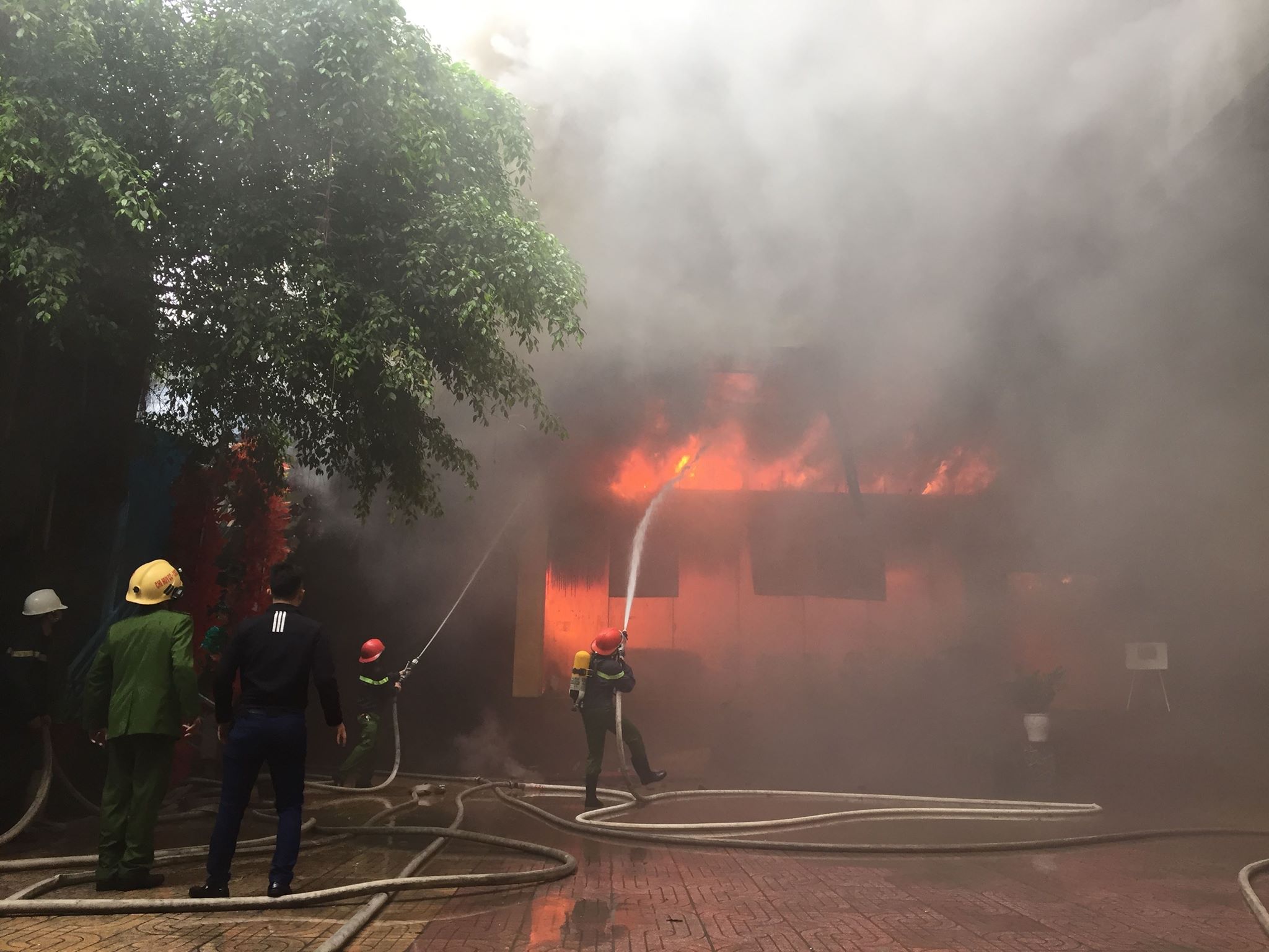 Cháy tổ hợp khách sạn lớn nhất thành Vinh: Một phụ nữ chết ngạt tại nhà vệ sinh - 5