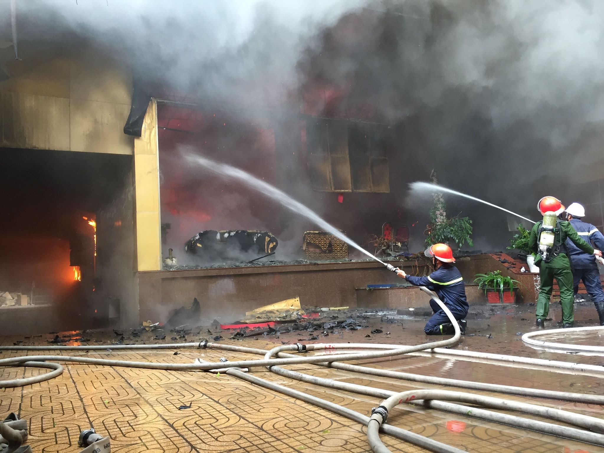 Cháy tổ hợp khách sạn lớn nhất thành Vinh: Một phụ nữ chết ngạt tại nhà vệ sinh - 6