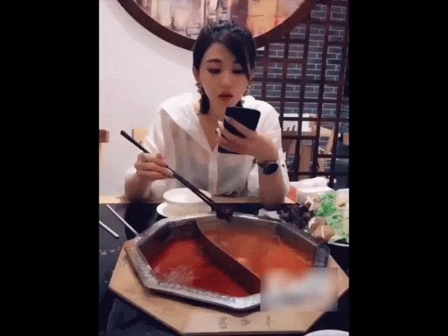 Video Clip Cười - Chỉ vì mải mê sống ảo mà được ăn món "điện thoại nhúng lẩu"