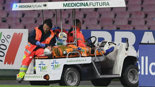 Va chạm kinh hãi: SAO Serie A rơi vào “vô thức”, thảm họa Cech tái hiện? - 3