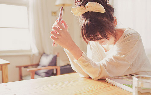 Ức chế khi vợ yêu đương đắm đuối với một người lạ trong máy tính - 1