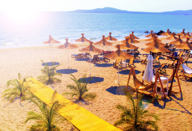 Sunny Beach, Bulgaria (45,01 USD): Báo cáo Holiday Money sử dụng dữ liệu từ cơ quan du lịch của các quốc gia, vùng lãnh thổ và công ty du lịch chuyên nghiệp khắp thế giới. Chí phí của một địa điểm được tính toán dựa trên giá của bữa ăn dành cho 2 người, cà phê, bia, rượu vang, nước lọc,...