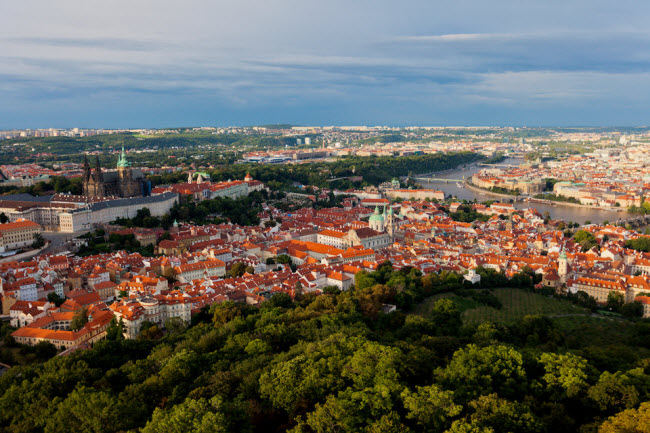 Prague, Cộng hòa Czech (71,07 USD): Prague là thành phố cổ kính và có phong cảnh đẹp, nhưng vẫn chưa đông du khách.  Bạn có thể tới đây để thưởng thức bia giá rẻ (1,7 USD/chai) và ngắm cảnh ven sông.