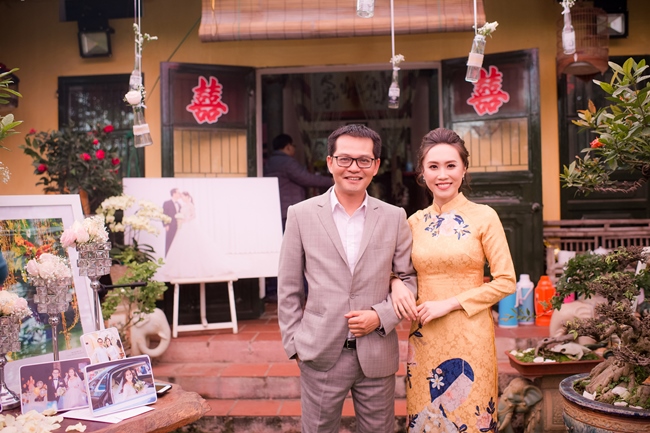 Sau gần 2 tháng đám cưới ở Sơn La (quê cô dâu), chiều tối 17.3, NSND Trung Hiếu cùng vợ kém 19 tuổi tiếp tục tổ chức hôn lễ ở Thái Bình - quê chú rể. Bà xã của nghệ sĩ 46 tuổi tên Thu Hà, sinh năm 1992 là nhân viên ngân hàng.