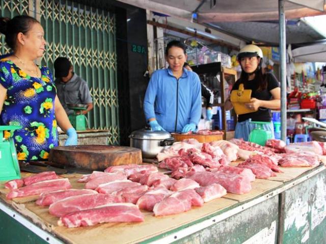 Thị trường - Tiêu dùng - Cám cảnh: Mời chào mỏi miệng, người đi chợ vẫn "né" thịt heo