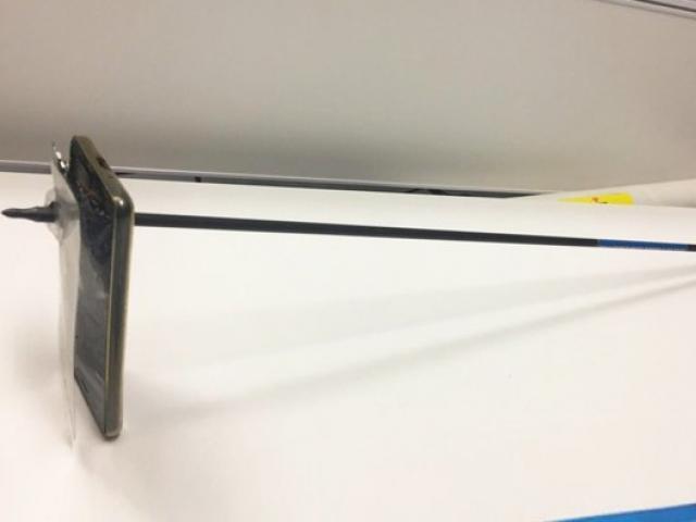 Chuyện lạ - Giơ điện thoại trước mặt, bị hàng xóm bắn tên xuyên thủng