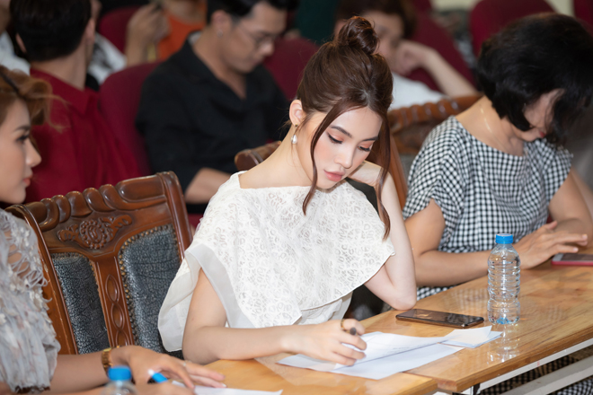 Hoa hậu Jolie Nguyễn ngồi xế hộp 10 tỷ đi chấm thi - 8