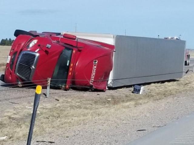 Media - Cơn gió cực mạnh thổi bay cả... xe container chạy trên đường