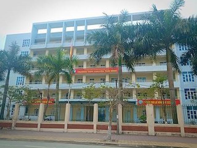 Pháp luật - Dừng giảng dạy, điều chuyển công tác thầy giáo "gạ tình" nữ sinh