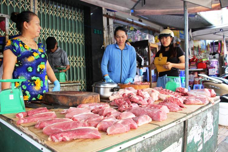 Cám cảnh: Mời chào mỏi miệng, người đi chợ vẫn &#34;né&#34; thịt heo - 1