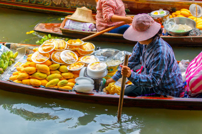 Các sản phẩm được bán nhiều nhất tại chợ nổi Damnoen Saduak là trái cây, thực phẩm và đồ uống truyền thống của Thái Lan. Một số cửa hàng cũng bán đồ lưu niệm để phục vụ du khách tham quan.
