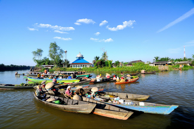 Du khách sẽ tìm thấy hàng trăm chiếc thuyền tại chợ nổi Lok Baintan, tất cả đều chở các loại nông sản như trái cây, rau, nước trái cây và thịt.
