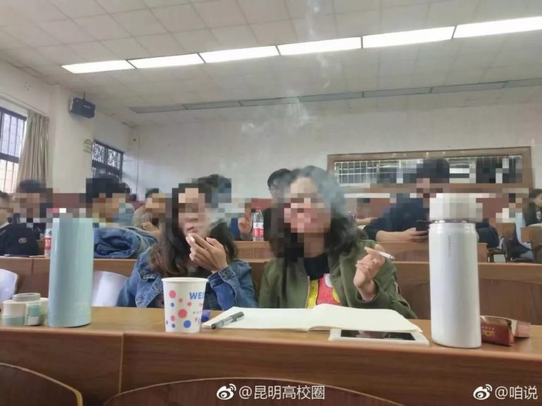 Lớp học gây tranh cãi vì cho phép sinh viên hút thuốc lá trong giờ - 1