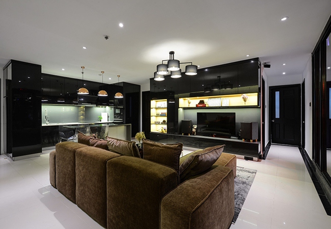 Phòng khách và phòng bếp trong nhà được thiết kế liền kề nhau vừa tiện dụng vừa giúp tiết kiệm không gian.