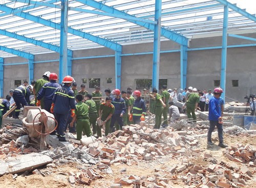 Nóng 24h qua: Hé lộ nguyên nhân gây sập tường khiến 6 người chết - 1