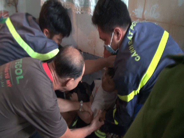 Bé trai 7 tuổi rượt đuổi mèo mắc kẹt sâu giữa hai tường nhà - 2