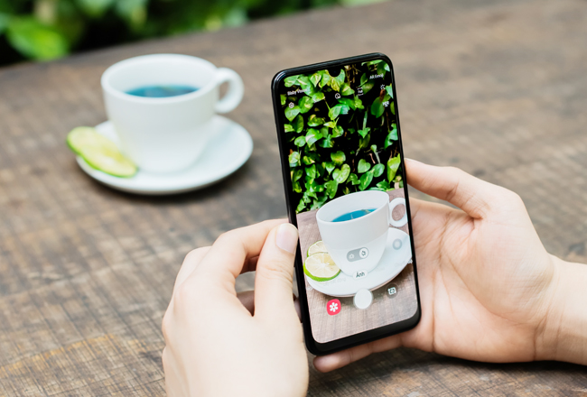 Máy sở hữu chipset Exynos 9610 mạnh mẽ, tùy chọn RAM 4GB, bộ nhớ 64/128 GB cho khả năng đa tác vụ khá mượt.