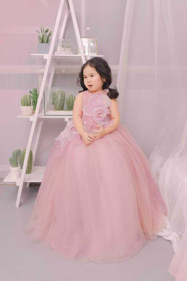 Mẫu nhí 5 tuổi gợi ý cách hóa búp bê với váy bồng bềnh - 3