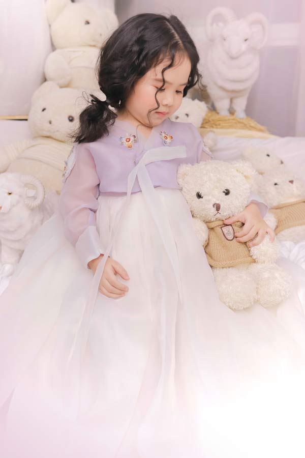 Mẫu nhí 5 tuổi gợi ý cách hóa búp bê với váy bồng bềnh - 2