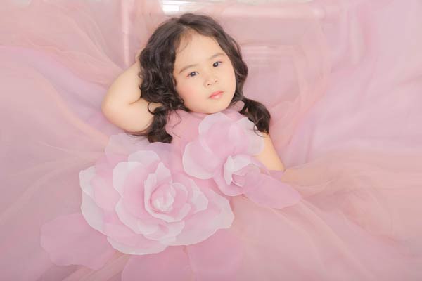 Mẫu nhí 5 tuổi gợi ý cách hóa búp bê với váy bồng bềnh - 4