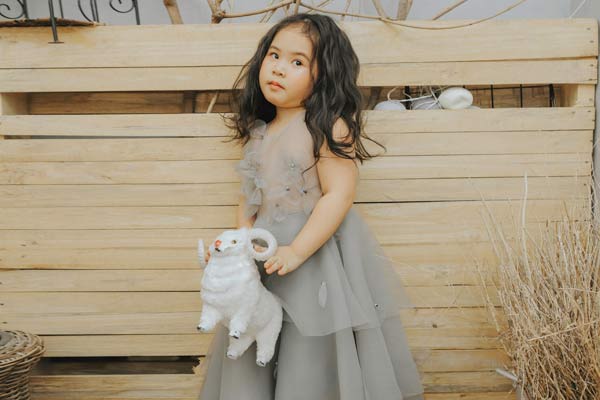 Mẫu nhí 5 tuổi gợi ý cách hóa búp bê với váy bồng bềnh - 9