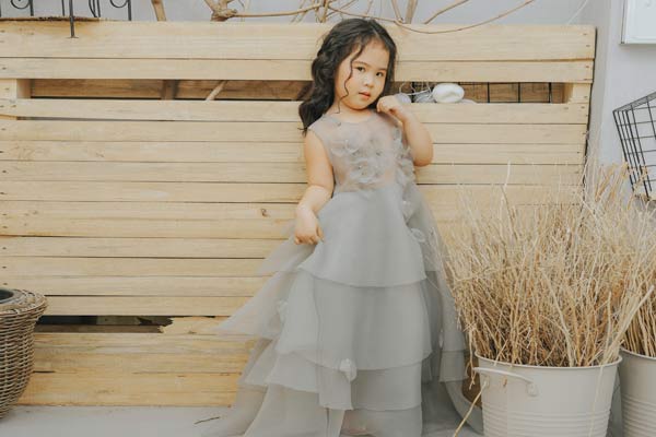 Mẫu nhí 5 tuổi gợi ý cách hóa búp bê với váy bồng bềnh - 8