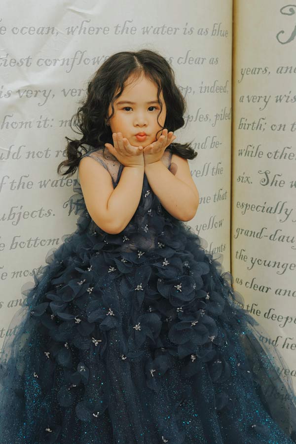 Mẫu nhí 5 tuổi gợi ý cách hóa búp bê với váy bồng bềnh - 6