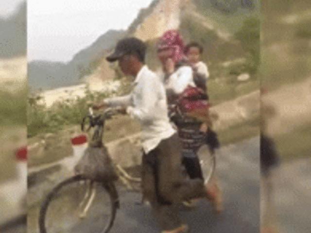 Video: Cảnh ít tiền đi xe đạp đầy cảm động ”gây sốt” dân mạng Việt