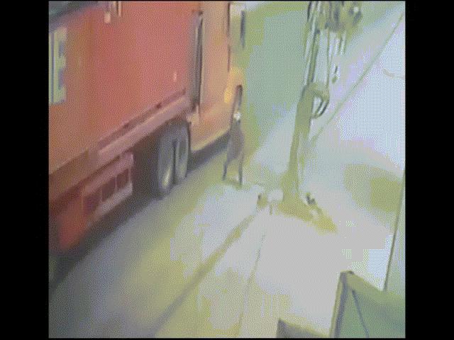 “Đứng tim” clip người đàn ông lao đầu vào gầm xe container ở Sài Gòn