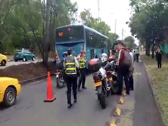 Phi thường - kỳ quặc - Cô gái phạm luật còn đánh ngã liên tiếp 2 cảnh sát giao thông