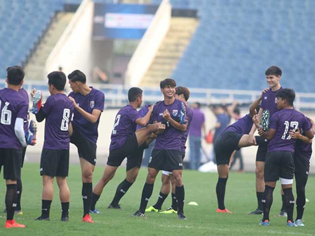 U23 Thái Lan tập tại Mỹ Đình: ”Thần đồng” 16 tuổi & cầu thủ cao 1m99 gây chú ý