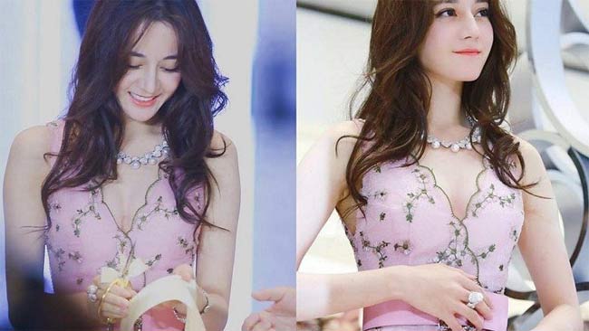 Với khuôn mặt thanh tú, vóc dáng mảnh mai, cô khoác lên người thứ gì cũng tuyệt đẹp.