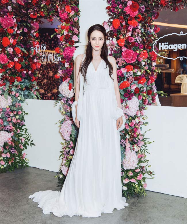 Sau khi Dolce Gabbana gặp scandal miệt thị người Trung Quốc, Địch Lệ Nhiệt Ba từ bỏ thương hiệu này dù phải đền hợp đồng.