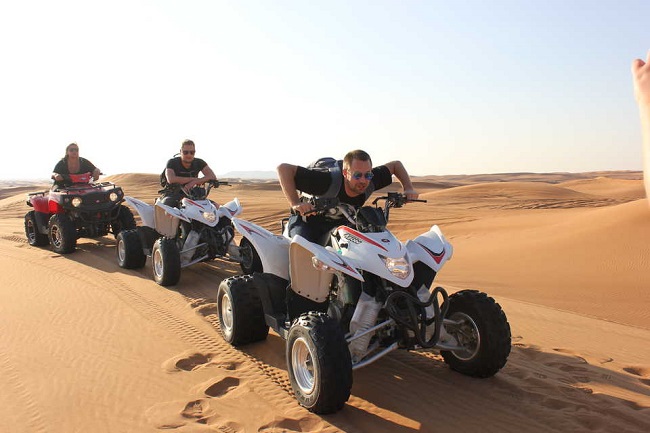 Du khách cũng có thể trải nghiệm cảm giác ngồi trên chiếc xe đua Mercedes vi vu trên sa mạc.