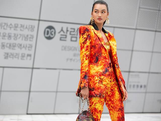 Á quân The Face mặc suit cháy tại Tuần thời trang Seoul, được Vogue chú ý