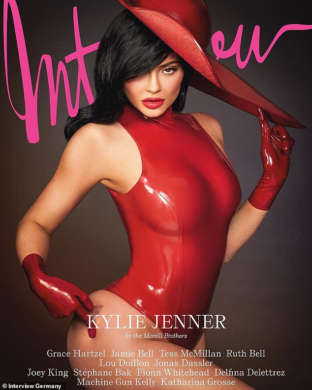Kylie Jenner ấn tượng với quần áo cao su - 1