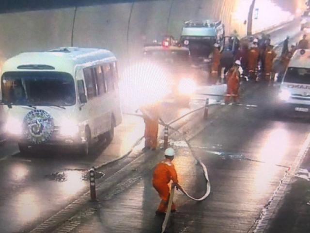 Tin tức trong ngày - Xe chở quan tài đưa tang bốc cháy dữ dội trong hầm Hải Vân