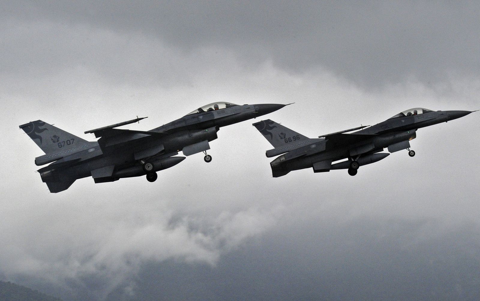 Mặc TQ dọa, Đài Loan sắp mua 60 chiến đấu cơ F-16 tối tân của Mỹ? - 1