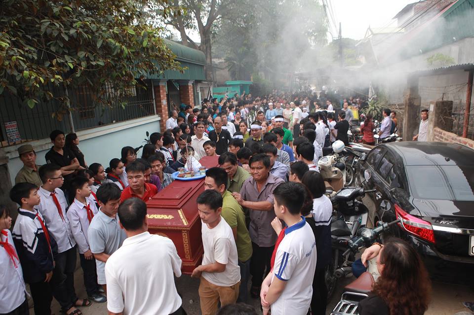 Nóng 24h qua: Tài xế container bật khóc khi thấy người đàn ông lao đầu vào xe vẫn... sống - 2