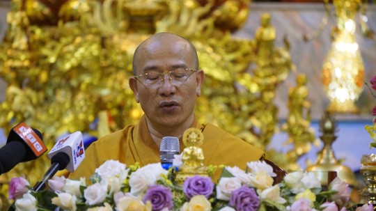 Nóng 24h qua: Tài xế container bật khóc khi thấy người đàn ông lao đầu vào xe vẫn... sống - 1