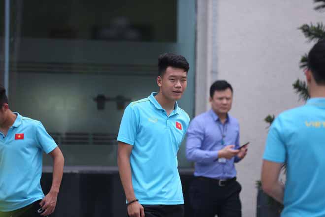 U23 Việt Nam tập giữa trưa: Quang Hải cười tít, &#34;làm nóng&#34; ở khách sạn - 10