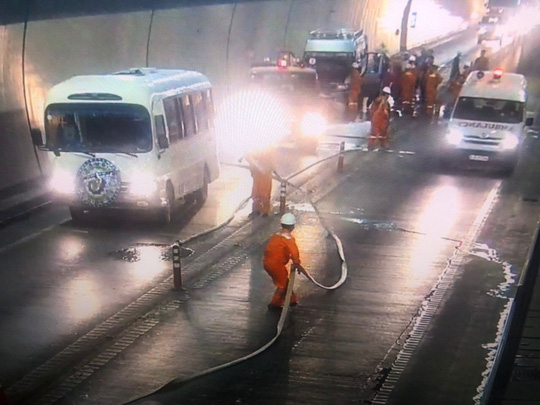 Xe chở quan tài đưa tang bốc cháy dữ dội trong hầm Hải Vân - 1