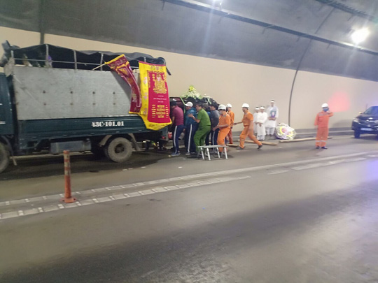 Xe chở quan tài đưa tang bốc cháy dữ dội trong hầm Hải Vân - 2
